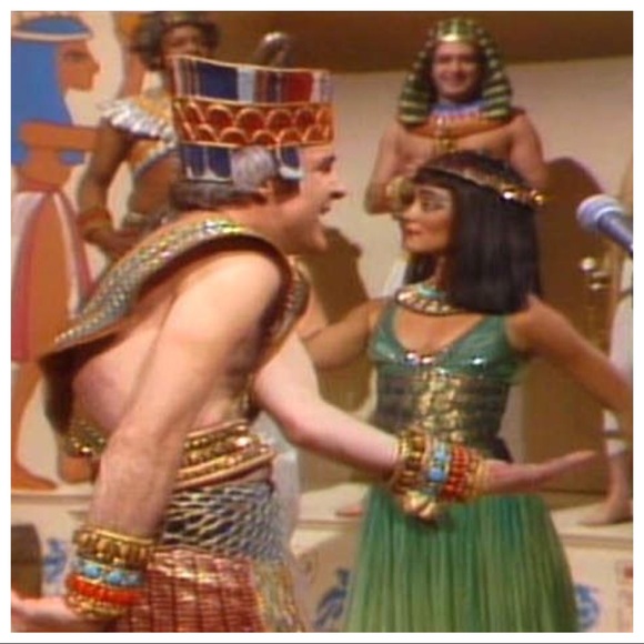 King Tut (King Tut)
Now when he was a young man, - Picture 5 of 8